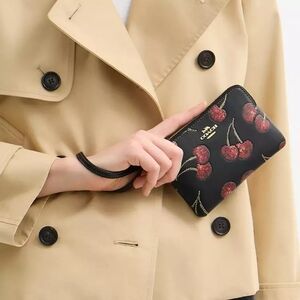 *NWT* COACH CHERRY PRINT CORNER ZIP WRISTLET